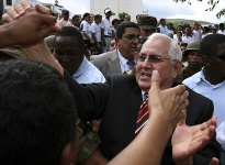 Le président putschiste Roberto Micheletti dans les rues de Tegucigalpa, le 30 juin.(Photo : Reuters)