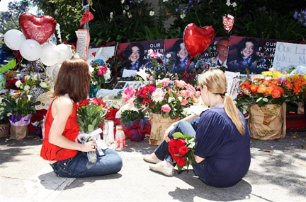 Les fans de Michael Jackson se recueillent aussi devant la résidence de leur idole à Beverly Hills, en Californie.(Photo : AFP)