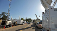 Des camions-régies des télévisions stationnés le long de la route menant au ranch de Neverland, à Los Olivos, en Californie, le 1er juillet 2009.(Photo : Reuters)