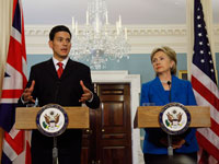 Le chef de la diplomatie britannique David Miliband (g) au cours d'une conférence de presse conjointe avec la secrétaire d'Etat américaine Hillary Clinton, à Washington, le 29 juillet.(Photo : Jason Reed/Reuters)