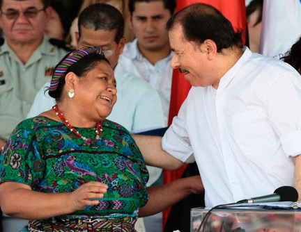 Le président Daniel Ortega (d) et la Prix Nobel de la Paix Rigoberta Menchu (g) pendant la célébration du 30ème anniversaire de la révolution sandiniste, le 19 juillet 2009.(Photo : Reuters)