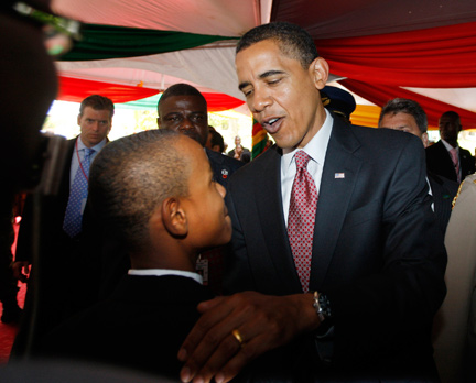 Le président Barack Obama salue un jeune garçon à Accra, le 11 juillet 2009.(Photo : Reuters)