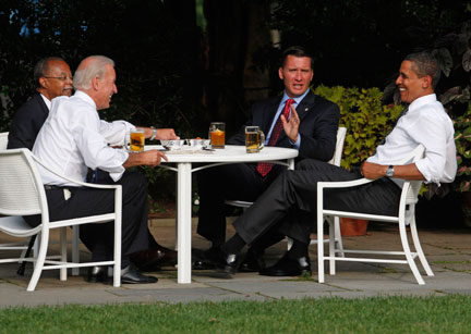 Barack Obama (d) en compagnie du sergent James Crowley (en haut à d.), du vice-président Joe Biden (g) et de l'universitaire Henry Louis Gates (en haut à g.), dans le jardin de la Maison Blanche, le 30 juillet.(Photo : Jim Young/Reuters)