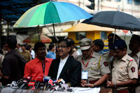 Le procureur pakistanais Ujjwal Nikam s'adressant à la presse le 20 juillet 2009 à Bombay.(Photo : REUTERS/Arko Datta)