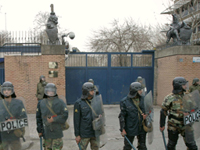 A Téhéran, la police anti-émeutes est de garde devant l’ambassade britannique.(Photo : Reuters)