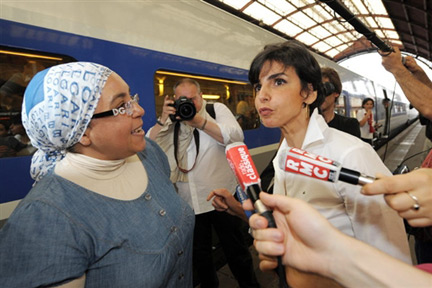 La nouvelle députée européenne Rachida Dati à la gare de Strasbourg, le 13 juillet 2009. Elle participera à l'inauguration du mandat du Parlement européen, le 14 juillet.(Photo : AFP)