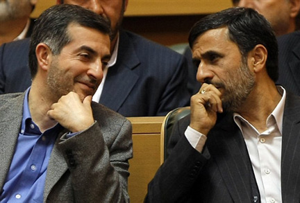 Le Premier vice-président Rahim Mashaie (g) et le président Mahmoud Ahmadinejad (d) à Téhéran, le 14 avril 2009.(Photo : AFP)