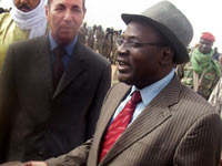 Kafougouna Kone (D), ministre malien de l'Administration territoriale, et Abdelkrim Ghrieb (G), ambassadeur d'Algérie au Mali, à Kidal en février 2009.