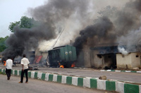 Des islamistes radicaux ont mis le feu à la prison de Maiduguri, le 27 juillet 2009.(Photo : Reuters)