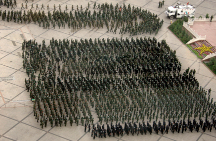 Des soldats et des policiers chinois ont pris position sur la place principale de la ville d'Urumqi dans le Xinjiang en Chine, le 8&nbsp;juillet 2009.(Photo : Reuters)