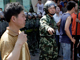 Un rassemblement de Chinois de l'ethnie Han armés de batons de bois et de fer devant des soldats chinois, le 7 juillet 2009 à Urumqi.(Photo : Reuters)
