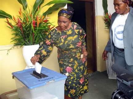 Une femme vote à Brazzaville, le 12 juillet 2009.(Photo : Reuters)