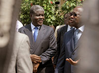 Robert Mambé Beugré, le président de la Commission électorale indépendante (CEI) (à gauche) en compagnie du président ivoirien Laurent Gbagbo (à droite), le 25 novembre 2008.(Photo : Issouf Sanogo/AFP)
