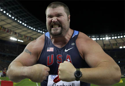 L'Américain Christian Cantwell, champion du monde du lancer du poids, montre les muscles... et les dents.(Photo : Reuters)