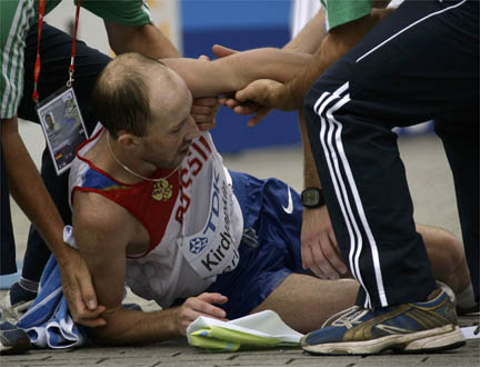 Le Russe Sergey Kirdyapkin est peut-être au sol, mais il est champion du monde du 50km marche.(Photo : Reuters)