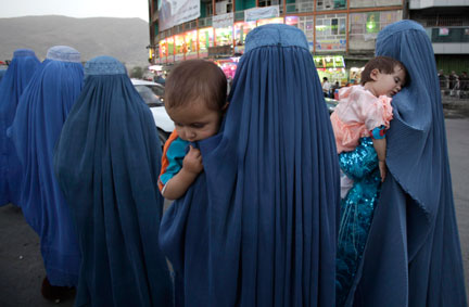 Des femmes attendent le taxi à Kaboul, le 16 août 2009.(Photo: Reuters)