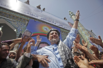 Abdullah Abdullah, le candidat à l’élection présidentielle afghane, devant la mosquée bleue de Mazar-i-Sharif, le 13 août 2009. (Photo : Reuters)