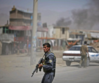 Un policier afghan sécurise le périmètre du lieu de l'attentat suicide à la voiture piégée, à Kaboul, le 18 août 2009. (Photo : Reuters)