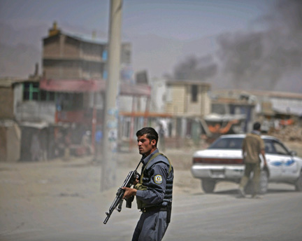 Un policier afghan sécurise le périmètre du lieu de l'attentat suicide à la voiture piégée, à Kaboul, le 18 août 2009. (Photo : Reuters)