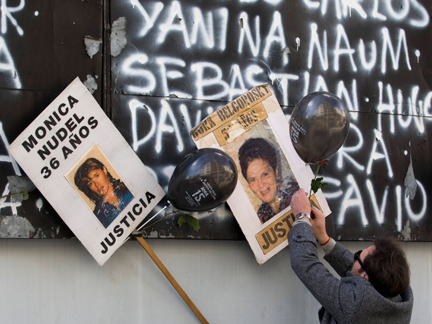 Hommage aux victimes de l'attentat contre la mutuelle juive AMIA à Buenos Aires le 18 août dernier, 15 ans après l'attentat qui coûta la vie à 85 personnes et en blessa plus de 200 autres.( Photo : Enrique Marcarian/ Reuters ) 