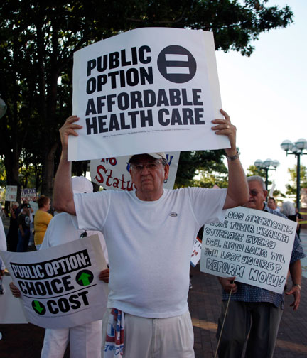 Des partisans de la réforme du système de santé américain initié par Obama, manifestent à Dallas le 17 août 2009.(Photo: Reuters)