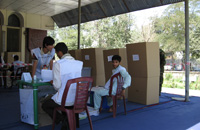 Au bureau de vote de Wazir Akbar Khan, le personnel électoral est un peu désœuvré. A la mi-journée, les électeurs se font toujours attendre.(Photo : S. Malibeaux / RFI)