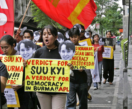 Manifestation en faveur d’Aung San Suu Kyi, devant l’ambassade de Birmanie, à Manille, aux Philippines, le 2 août 2009. (Photo : Reuters)