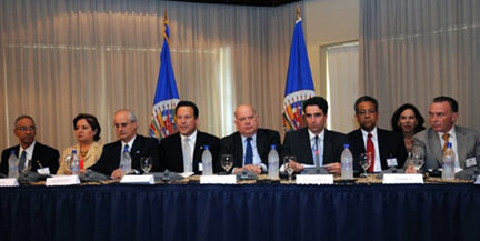 Jose Miguel Insulza (c), secrétaire général de l'OEA, tient une conférence de presse entouré des sept ministres des Affaires étrangères des gouvernements d'Amérique centrale après l'échec de la mission de l'OEA au Honduras.© Orlando SIERRA / AFP