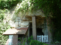 Atelier troglodyte creusé dans la falaise, derrière la maison.(Photo : Danielle Birck/ RFI)