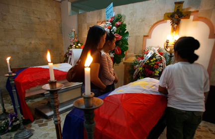A Zamboanga City, l'hommage des familles aux soldats tués lors des violents combats ayant opposé l'armée philippine aux combattants d'Abu Sayyaf, le 13 août 2009.( Photo : Charlie Saceda/Reuters )