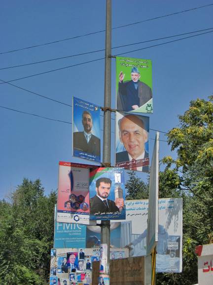 Juste au dessous de Karzaï, le candidat Ashraf Ghani en portrait (à gauche).(Photo : Sophie Malibaux/RFI)