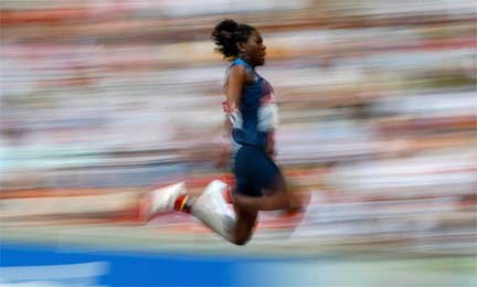 L'Américaine Brittney Reese s'envole: avec 7,10 m à son 3e essai, elle est championne du monde à la longueur.(Photo: Reuters)