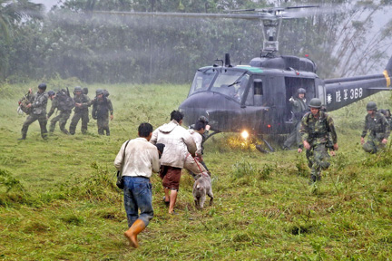 Evacuation en hélicoptère de villageois, dans le district montagneux de Kaohsiung, au sud de Taiwan, le 11 août 2009. (Photo : Reuters)