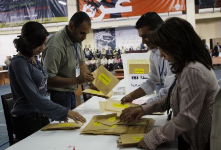 Le dépouillement des résultats du vote pour le renouvellement des instances du Fatah(Photo : Nayef Hashlamoun/ Reuters )
