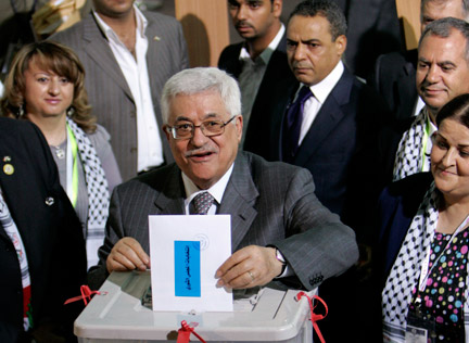 Le président palestinien, Mahmoud Abbas, votant lors du congrès du Fatah, à Bethléem, le 9 août 2009.(Photo : Reuters)
