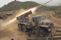 Une roquette est lancée sur la ligne de front des positions rebelles dans la montagne de la province de Saada, le 17 août 2009.(Photo : Yemen TV / Reuters)