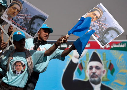Le portrait d'Hamid Karzaï derrière des partisans d'Abdullah Abdullah, le 17 août 2009.(Photo : Reuters)