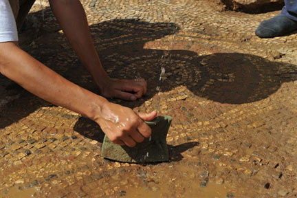Une mosaïque découverte par les archéologues le 27 juillet, en plein coeur d'Alger.(Photo : AFP)