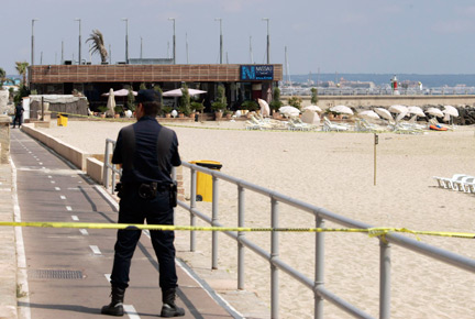 Un cordon de sécurité a été mis en place par la police espagnole à proximité des restaurants de plage touchés par l'attentat de l'ETA, sur l'île de Majorque, le 9 août 2009.(Photo : Reuters)