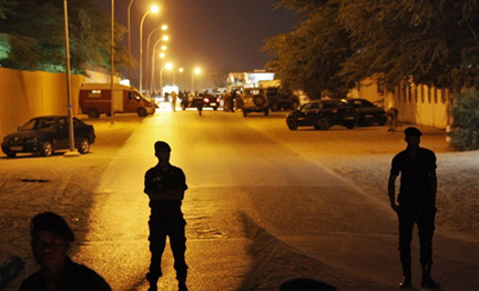 Un barrage de police dans le périmètre de l'ambassade de France à Nouakchott, le 8 août 2009, après l'attentat-suicide.(Photo : AFP)