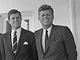 Le président John F. Kennedy (à droite) et ses frères Robert (à gauche) et Edward devant la Maison Blanche le 18 août  1963.(Photo : AFP)