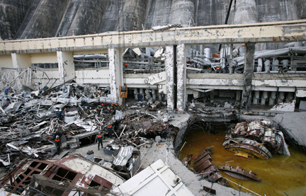 En Sibérie, des sauveteurs travaillent dans les débris du barrage, à la station d'énergie hydro-électrique Saïano Chouchenskaïa, au sud de Krasnoyarsk, le 20&amp;nbsp;août 2009.(Photo : Reuters)