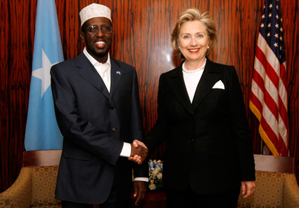 La secrétaire d'Etat américaine Hillary Clinton (d) et le président somalien Sharif Ahmed, à Nairobi, le 6 août 2009.(Photo : Reuters)