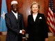 La secrétaire d'Etat américaine Hillary Clinton (d) et le président somalien Sharif Ahmed, à Nairobi, le 6 août 2009.(Photo : Reuters)