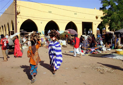 Des femmes arrivent au marché de Gao, au nord du Mali.(Photo : Georges Gobet / AFP – Archives)