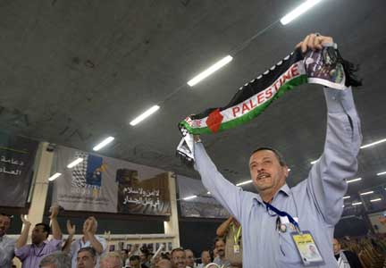 Des membres du Fatah célèbrent la réélection du président palestinien Mahmoud Abbas à la tête du parti, le 8 août 2009.
