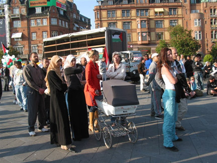 Des femmes voilées, place de l'Hôtel de Ville, à Copenhague.(Photo : AFP)
