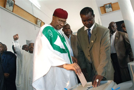 Le président nigérien, Mamadou Tandja mettant son bulletin dans l'urne, dans un bureau de vote à Niamey, le 4 août 2009.(Photo : AFP)