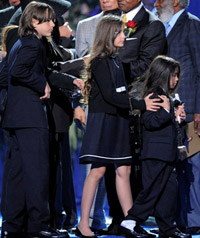 Les enfants de Michael Jackson (g à d), Prince Michael Jackson I, Paris Jackson et Prince Michael Jackson II, lors du dernier hommage à leur père, au Staples Center, à Los Angelès, le 7 juillet 2009.(Photo : AFP)