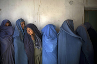 Des femmes ont bravé les menaces des talibans et se sont rendues dans les bureaux de vote à Kaboul, le 20&nbsp;août 2009.(Photo : Reuters)
